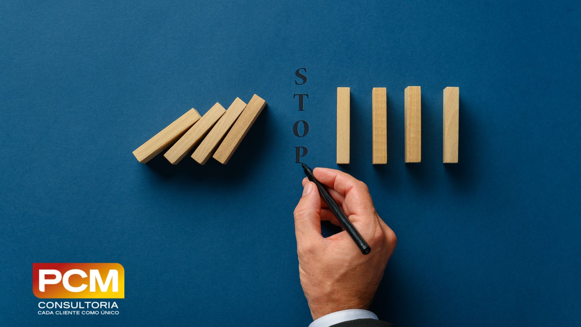 Dominós caindo com uma interrupção no meio