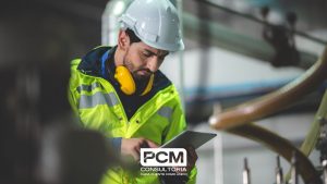 manutentor olhando um tablet